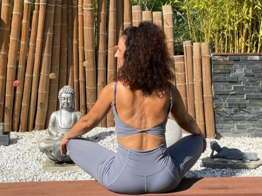 Christelle pratiquant le Pilates dans un jardin
