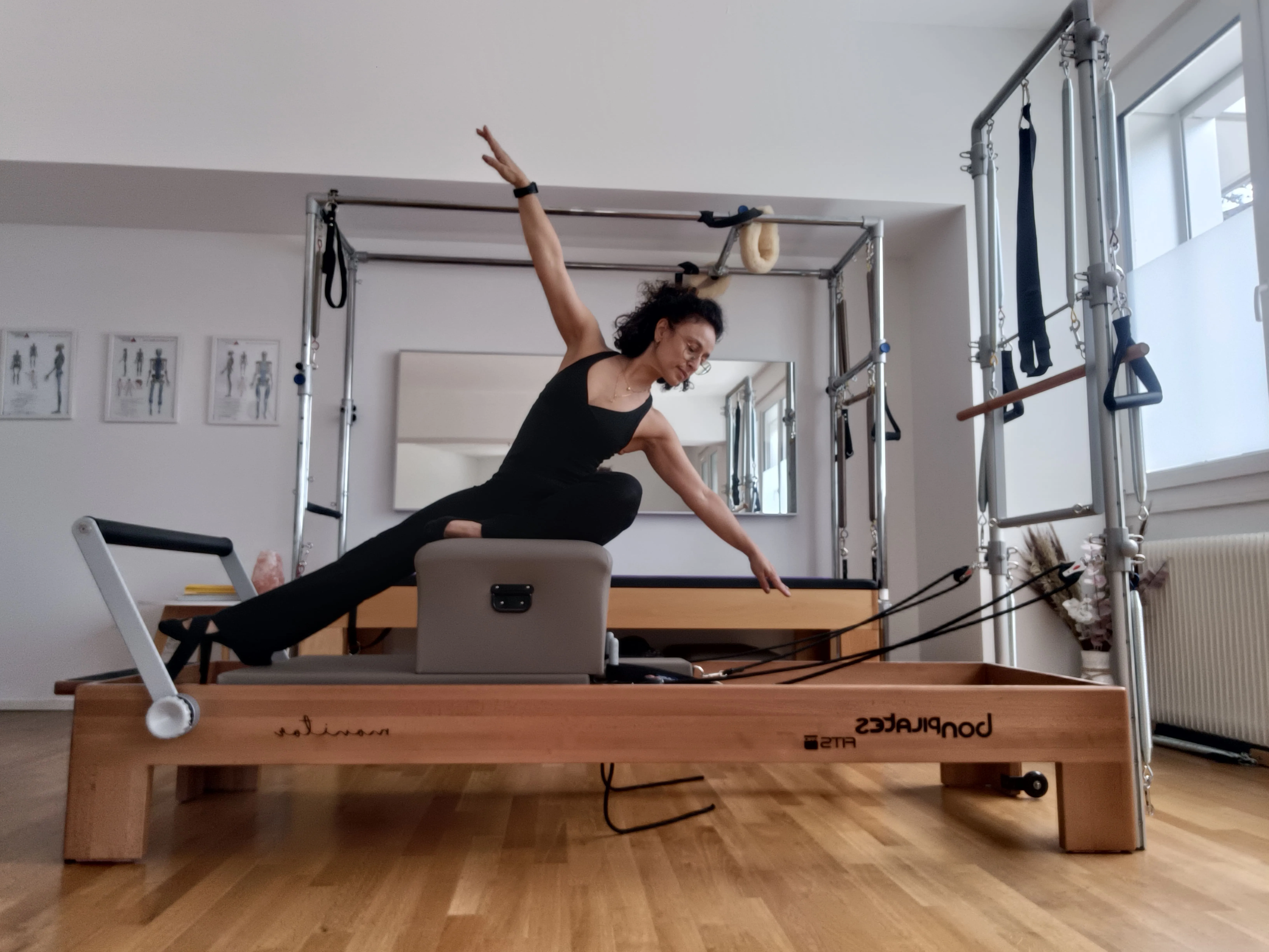 Christelle pratiquant sur le Reformer